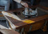 Mesa de centro de barril con tapa de cristal extraíble - Mesa de almacenamiento de barril de vino, whisky y bourbon - Muebles rústicos