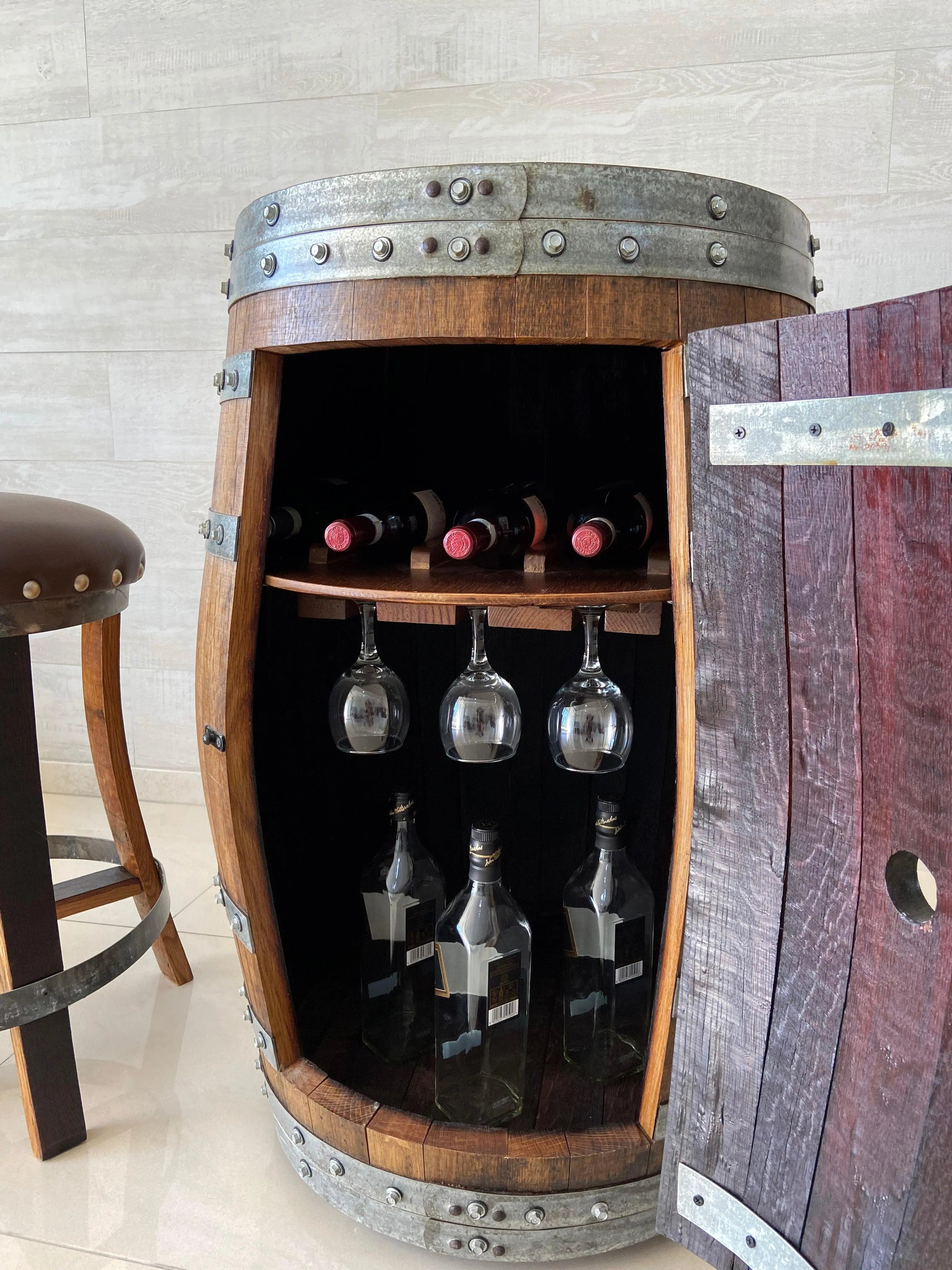 Gabinete para barriles de vino bourbon, almacenamiento en la puerta con estante para copas, gabinete para barriles, bar para barriles, bar para barriles de whisky, licores, gabinete para barriles de vino