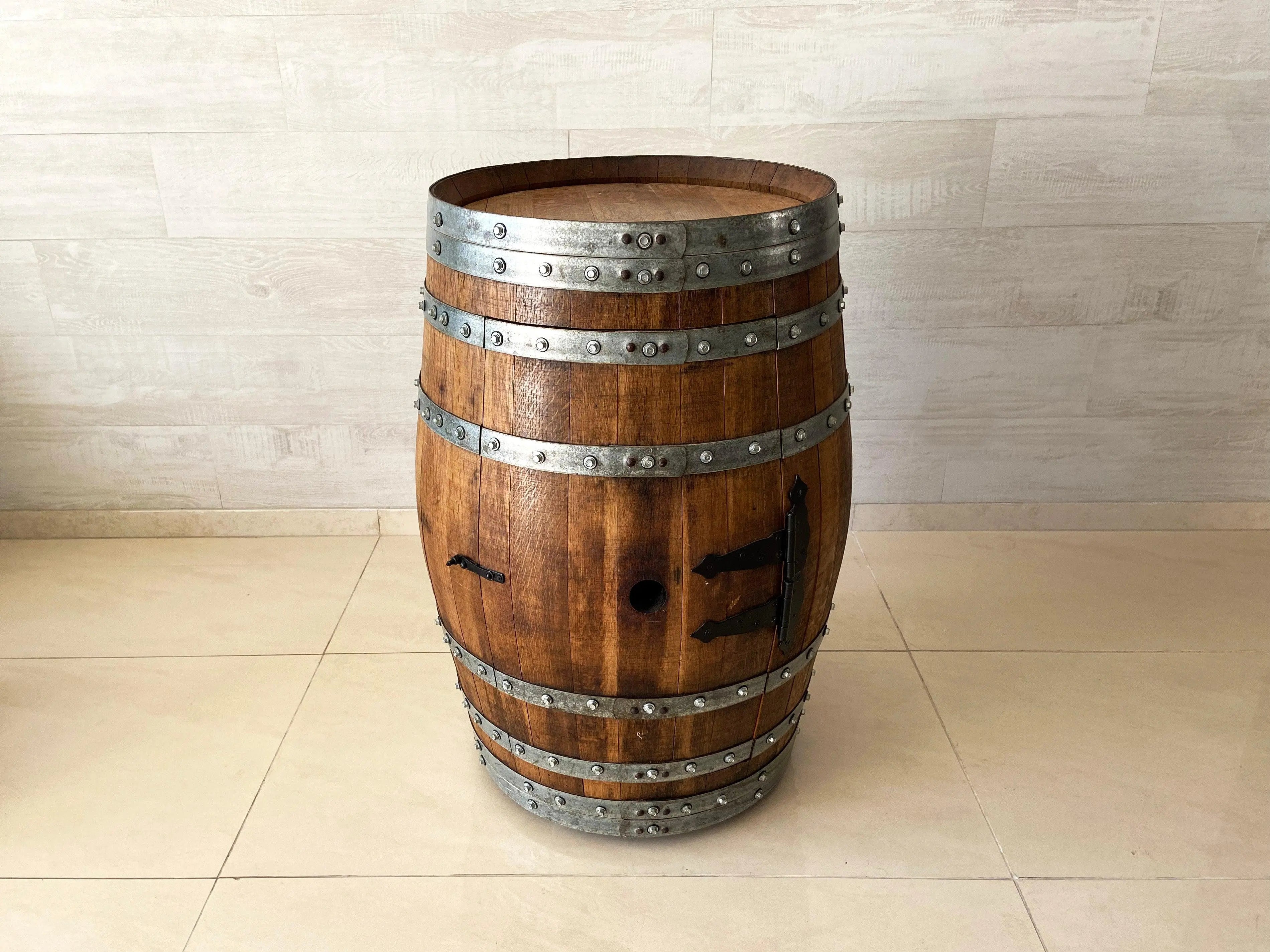 Gabinete para barriles de vino bourbon, almacenamiento en la puerta con estante para copas, gabinete para barriles, bar para barriles, bar para barriles de whisky, licores, gabinete para barriles de vino