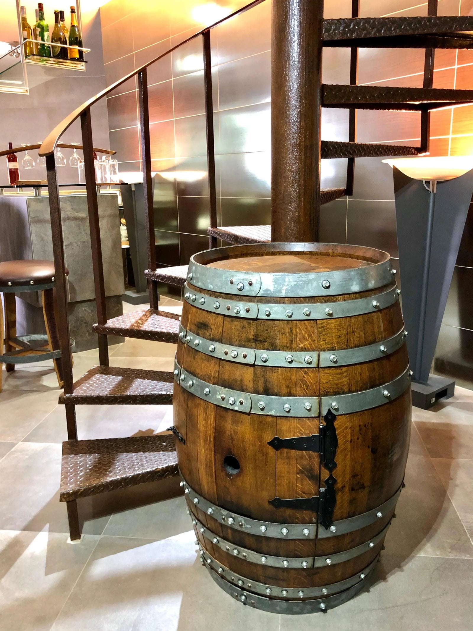 Gabinete para barriles de vino bourbon, almacenamiento en la puerta con estante para copas, gabinete para barriles, bar para barriles, bar para barriles de whisky, licores, gabinete para barriles de vino
