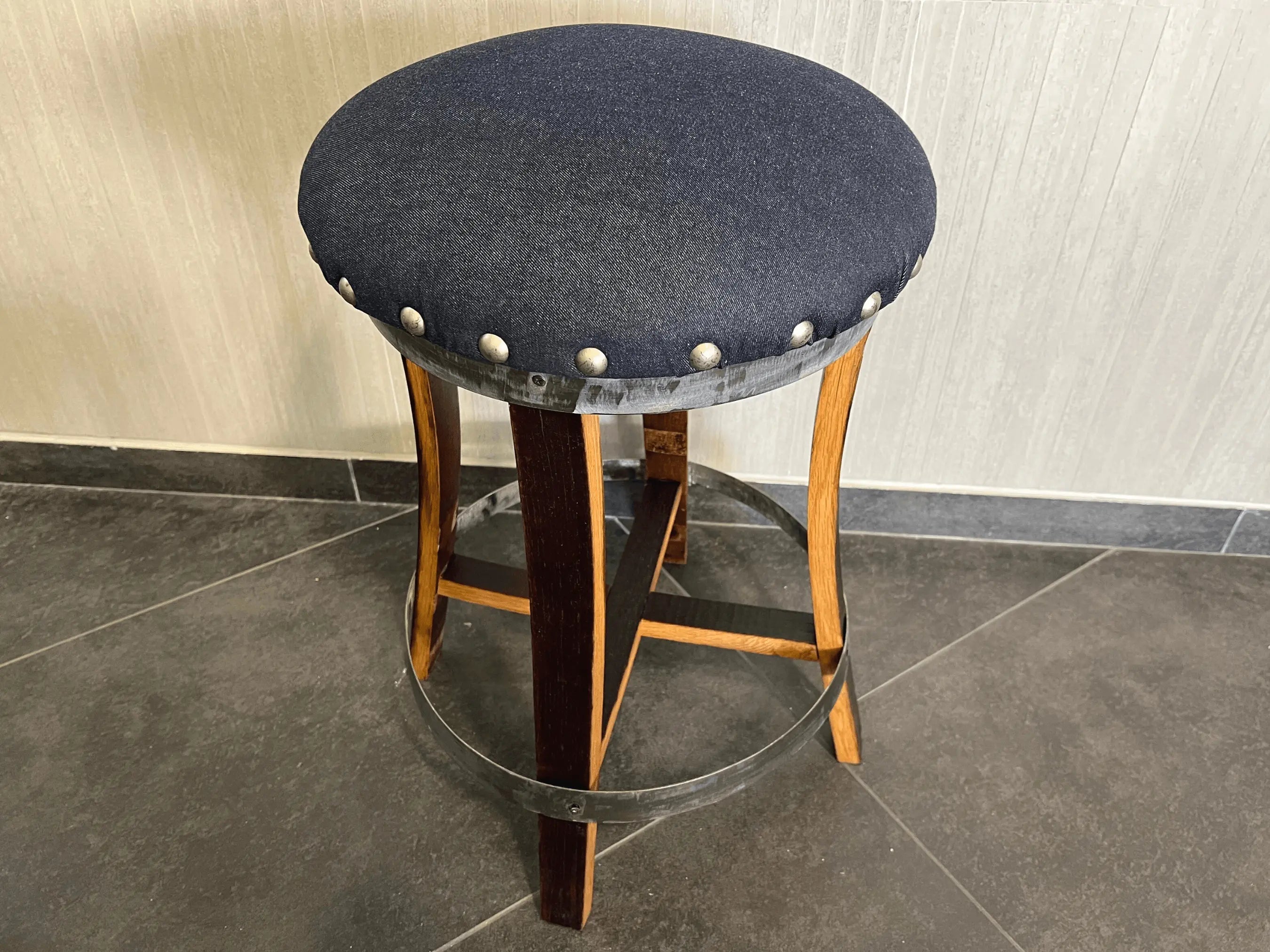 Taburete de bar de roble azul marino oscuro - Tapizado de espuma viscoelástica - Taburete de bar de madera de barril de whisky - Altura de mostrador - Silla de barril de vino hecha a mano