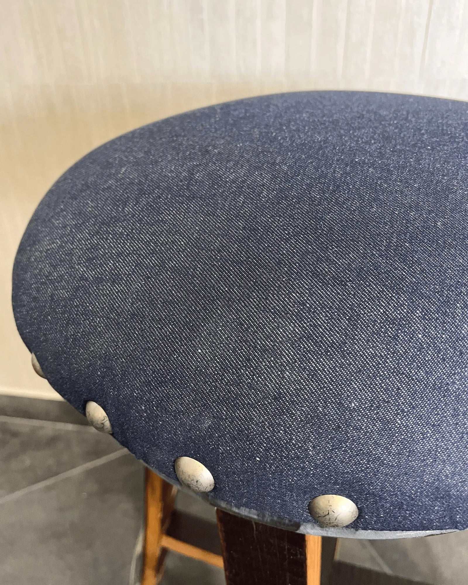 Taburete de bar de roble azul marino oscuro - Tapizado de espuma viscoelástica - Taburete de bar de madera de barril de whisky - Altura de mostrador - Silla de barril de vino hecha a mano