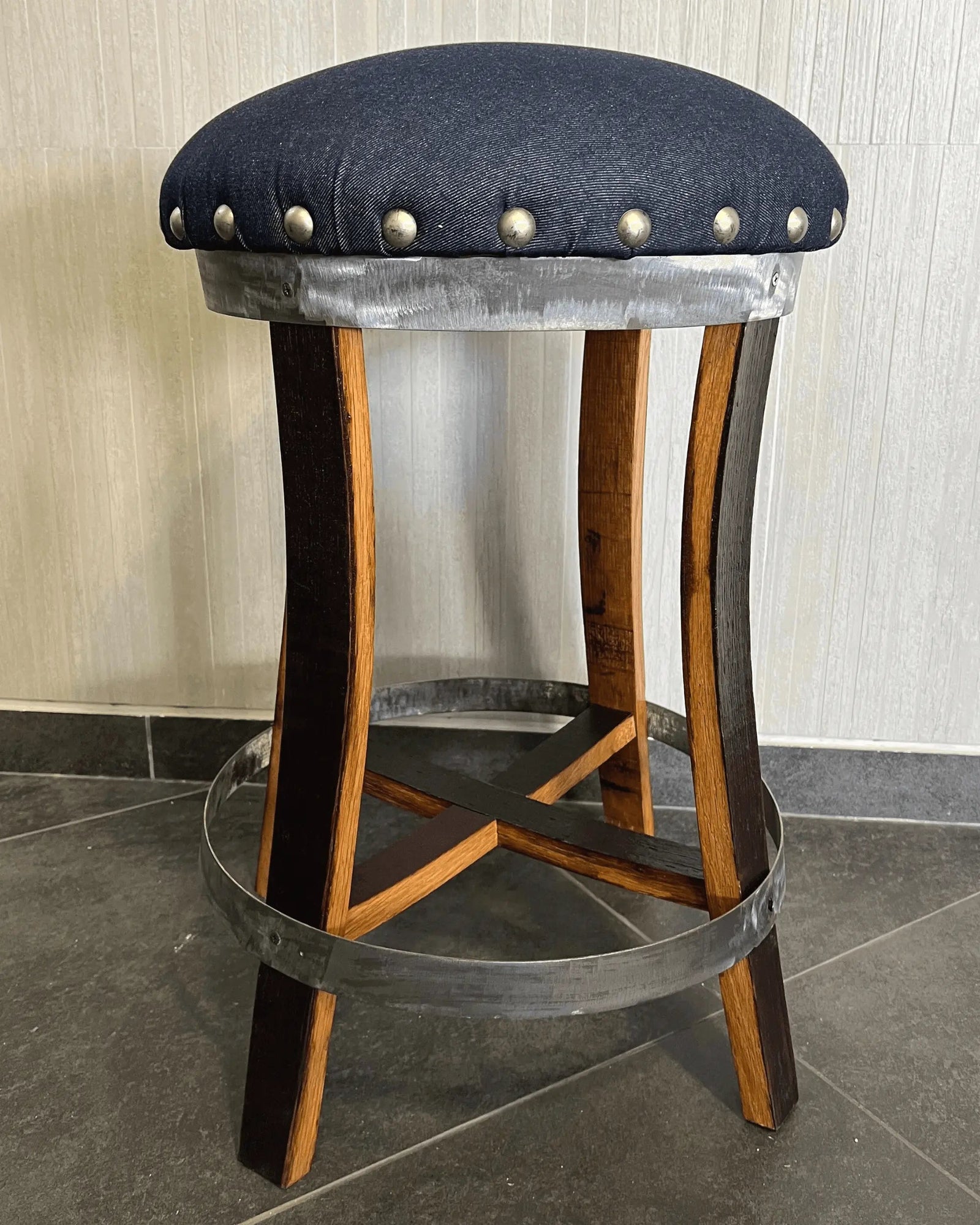 Taburete de bar de roble azul marino oscuro - Tapizado de espuma viscoelástica - Taburete de bar de madera de barril de whisky - Altura de mostrador - Silla de barril de vino hecha a mano