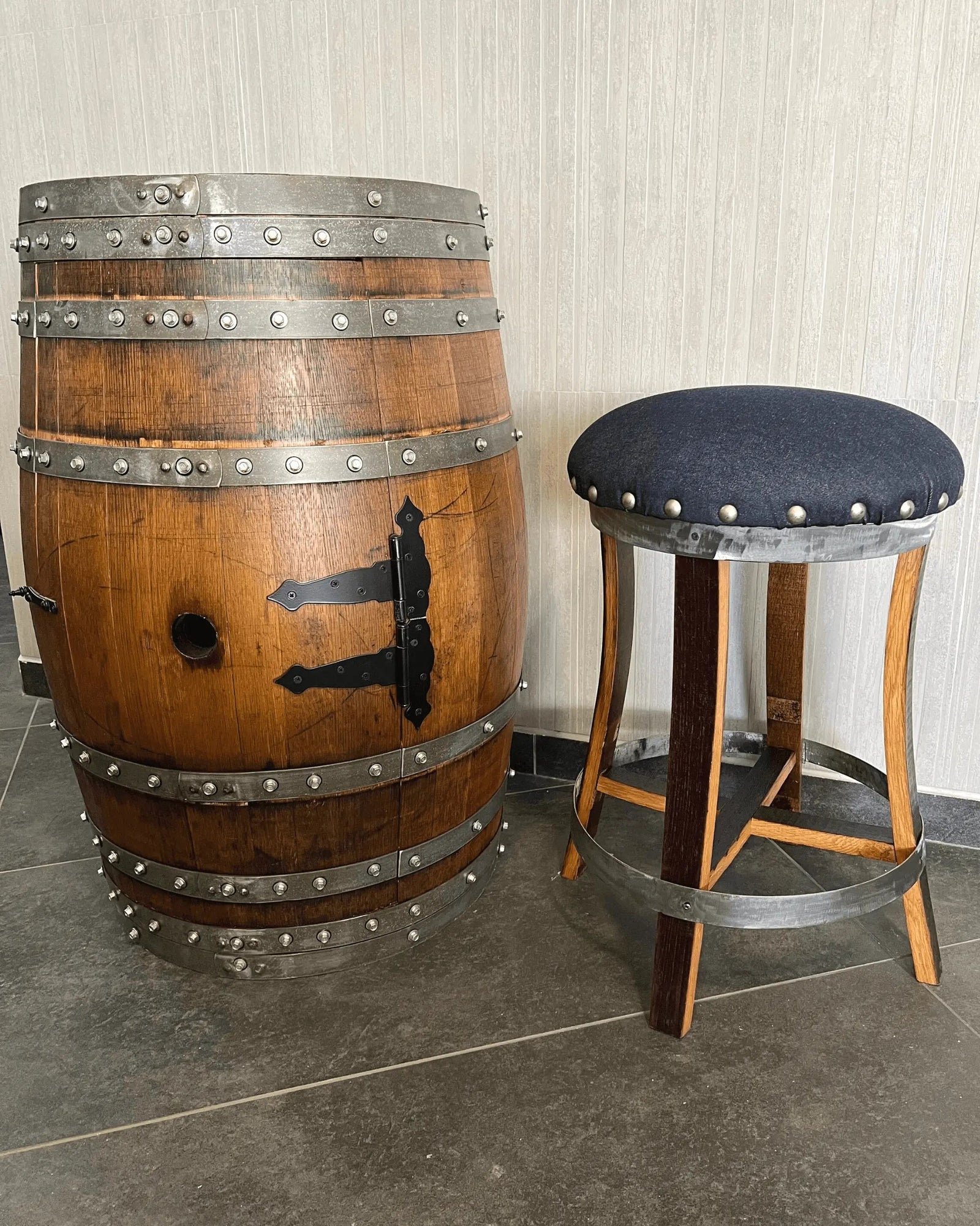 Taburete de bar de roble azul marino oscuro - Tapizado de espuma viscoelástica - Taburete de bar de madera de barril de whisky - Altura de mostrador - Silla de barril de vino hecha a mano
