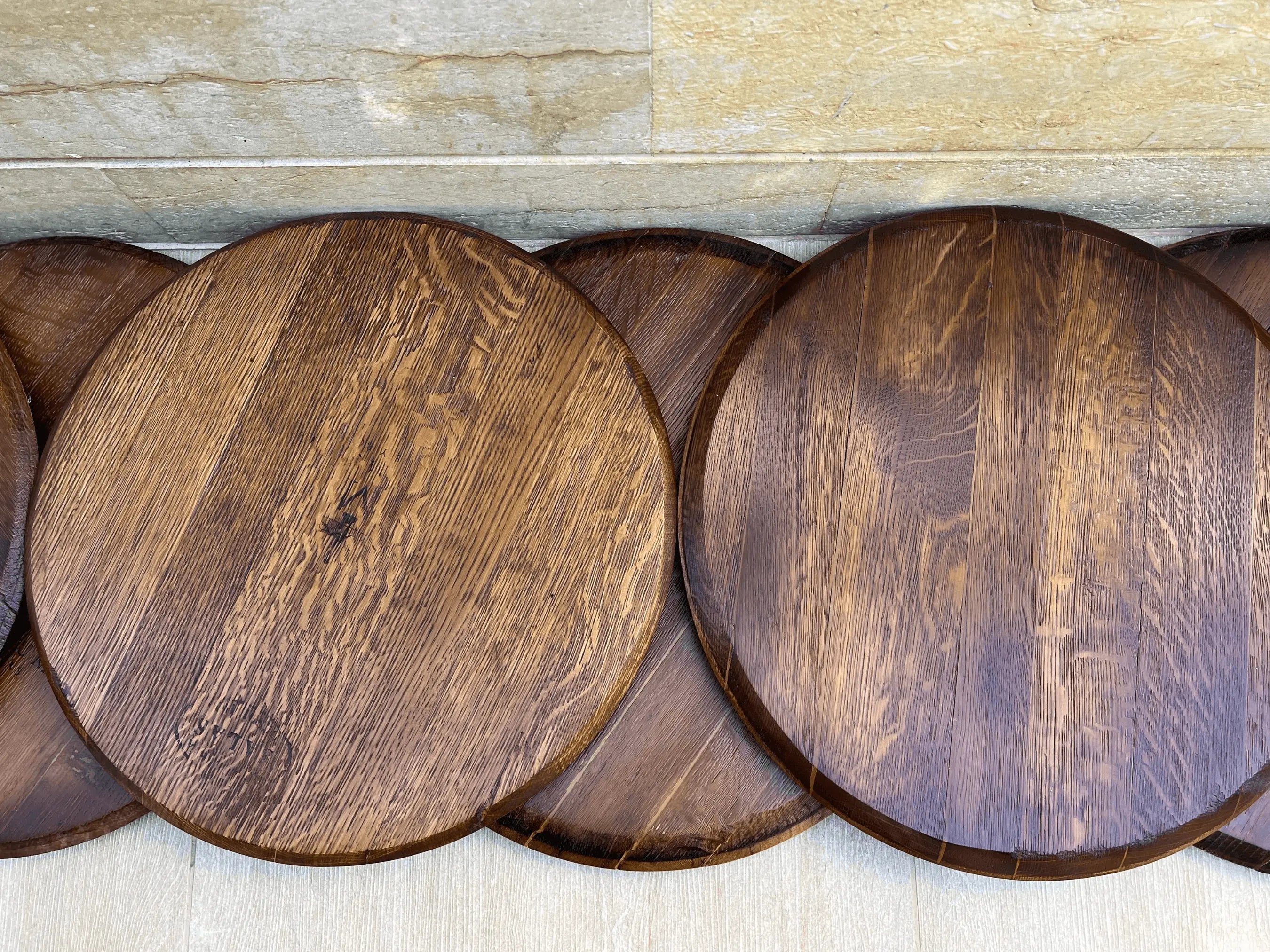 Cabeza de barril de roble terminada con respaldo instalado (tapa, tapa de barril, madera, vino, whisky, marcas de tonelería, regalo para él, papá, proyecto)