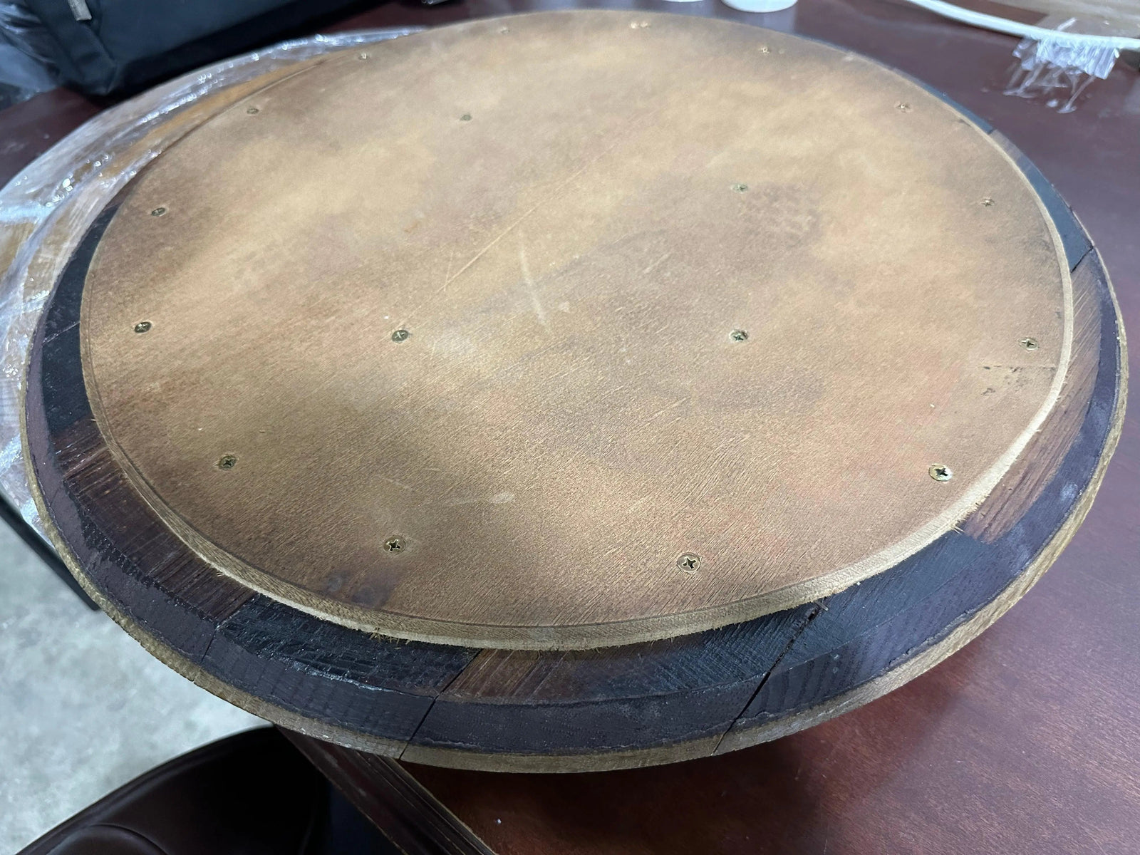 Cabeza de barril de roble terminada con respaldo instalado (tapa, tapa de barril, madera, vino, whisky, marcas de tonelería, regalo para él, papá, proyecto)