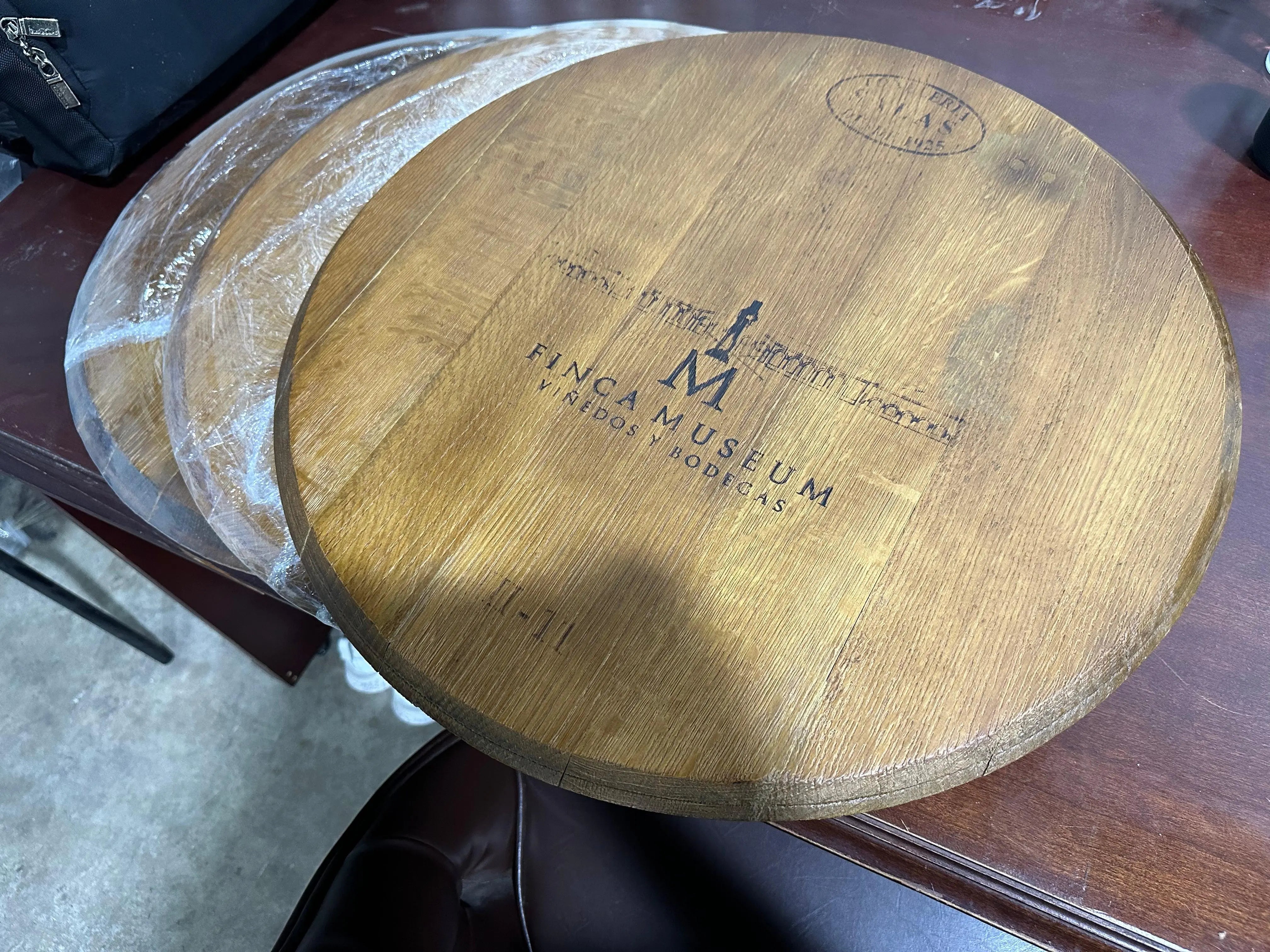 Cabeza de barril de roble terminada con respaldo instalado (tapa, tapa de barril, madera, vino, whisky, marcas de tonelería, regalo para él, papá, proyecto)