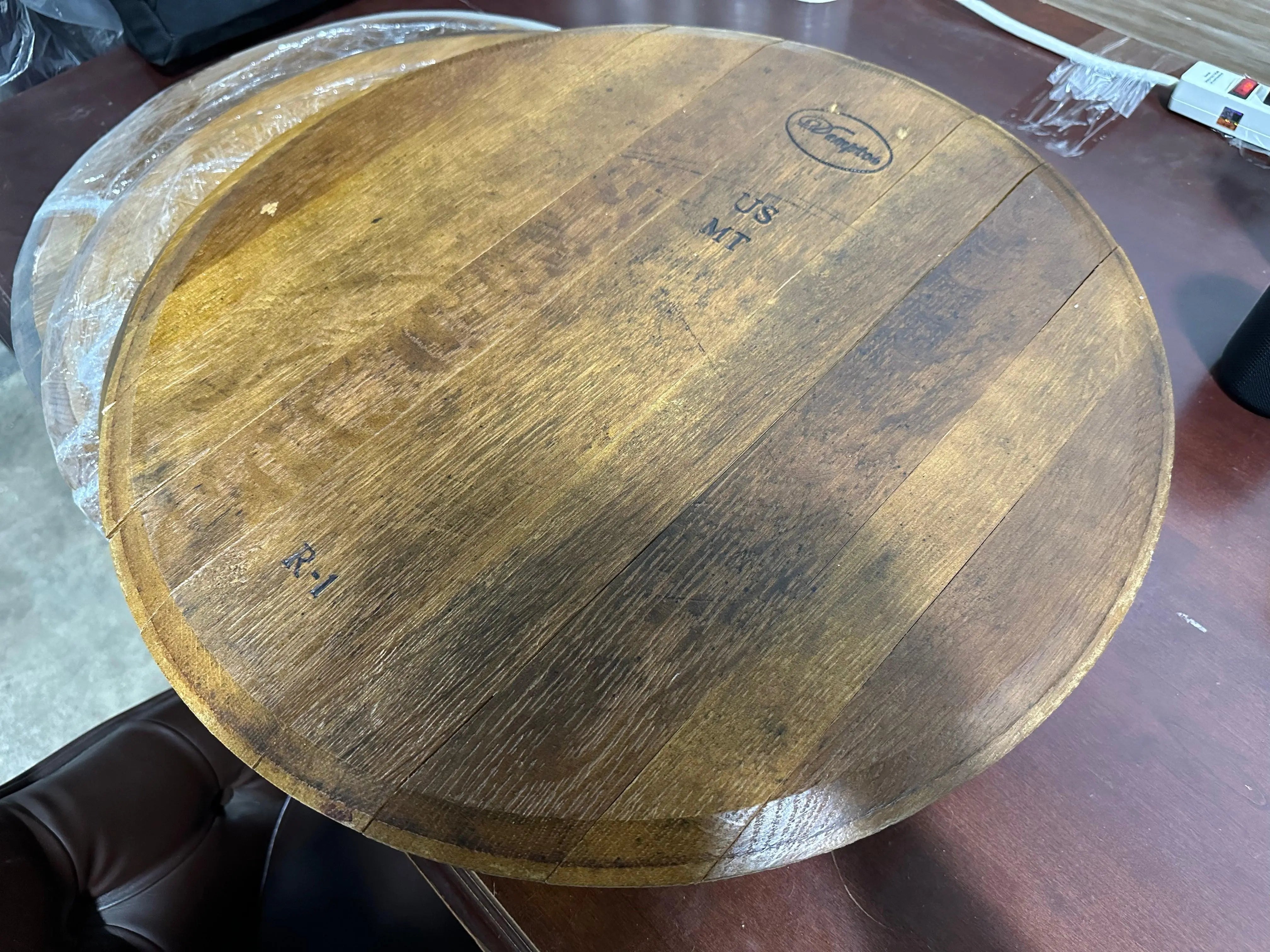 Cabeza de barril de roble terminada con respaldo instalado (tapa, tapa de barril, madera, vino, whisky, marcas de tonelería, regalo para él, papá, proyecto)