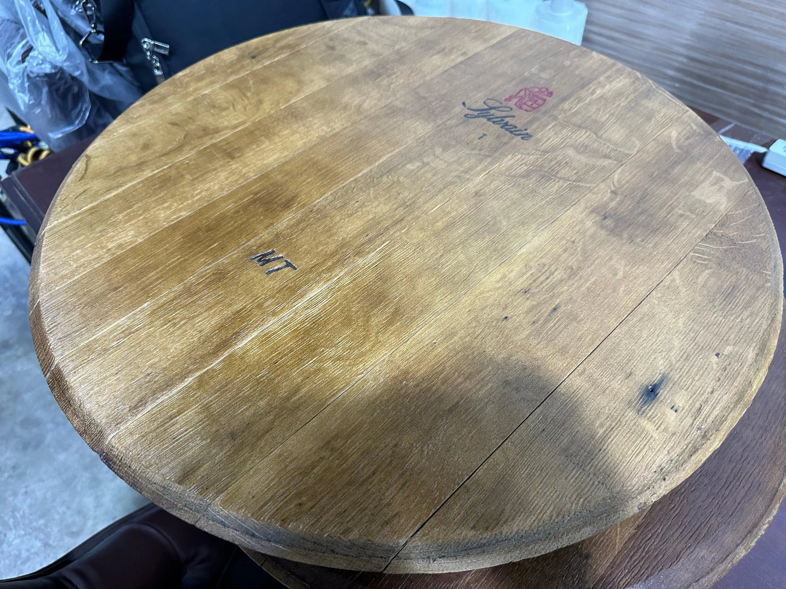 Cabeza de barril de roble terminada con respaldo instalado (tapa, tapa de barril, madera, vino, whisky, marcas de tonelería, regalo para él, papá, proyecto)