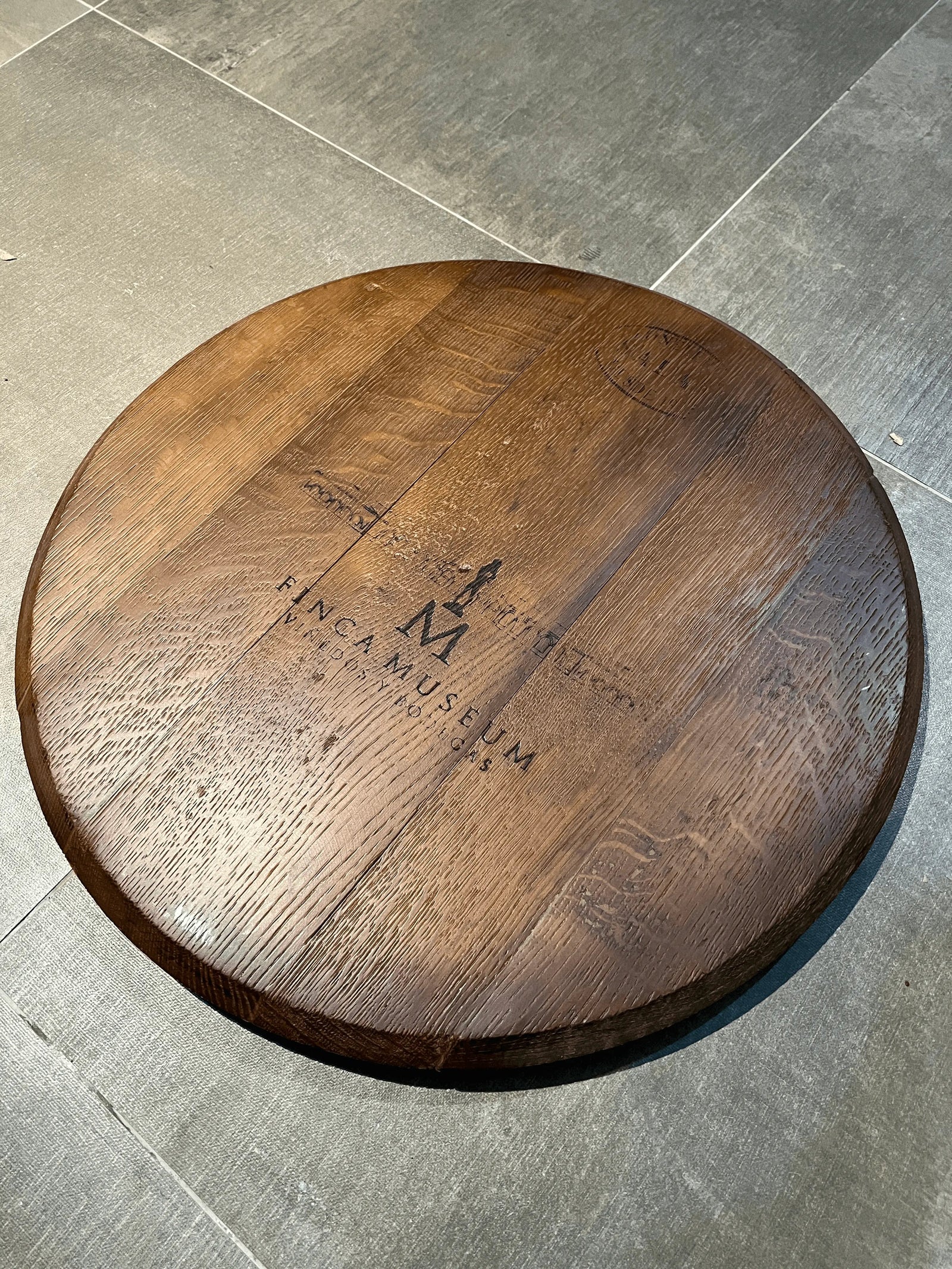 Cabeza de barril de roble terminada con respaldo instalado (tapa, tapa de barril, madera, vino, whisky, marcas de tonelería, regalo para él, papá, proyecto)