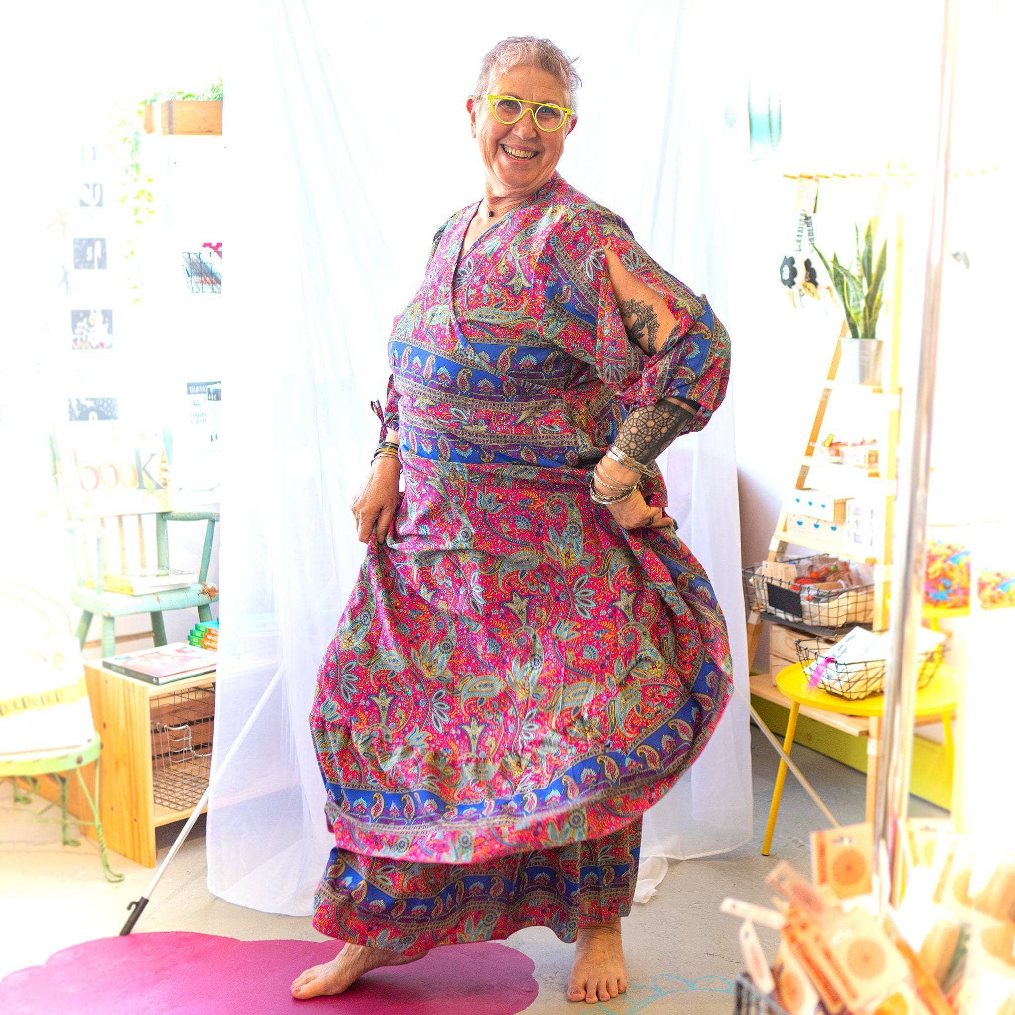Vestido cruzado único de Zaria: hecho a mano, sostenible y espectacular.